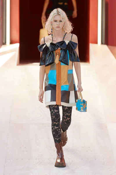 Look 15